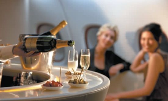 阿聯酋航空空客A380頭等艙的空中行政酒廊，提供數十種酒，最奢華的一款為Cuvee Dom Perignon香檳。