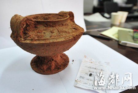 直徑達15厘米的陶豆，造型仿青銅器，關鍵是能保存得這么完整很難得
