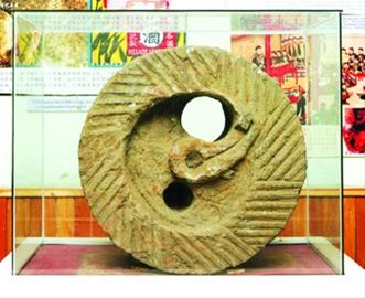 老龍口出土“子母孔秋坯磨（上磨）”被鑒定為國家三級保護文物，現收藏在老龍口酒博物館內。