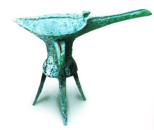 二里頭文化銅爵是中國青銅文化中最早出現的青銅容器之一，也是最早的青銅酒器。二里頭文化銅爵的發現，在中國古代酒文化史上具有重要意義。