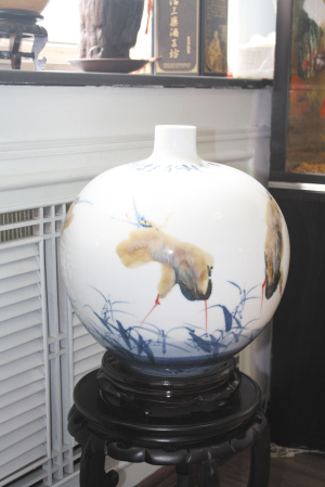 所謂“青梅煮酒”并不是把青梅和酒煮著喝。“煮酒”是以釀造方法命名的一類酒，青梅則為“佐飲之果”，“青梅煮酒”講述的是梟雄曹操與仁者劉備的唇齒之戰。