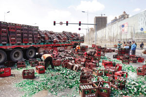 大貨掉300箱酒路人“抱瓶吹”