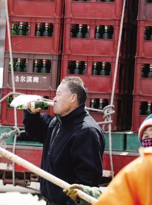 大貨掉300箱酒路人“抱瓶吹”