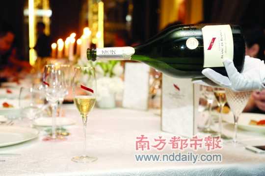 在瑪姆白中白香檳晚宴上，法國(guó)香檳業(yè)者為中國(guó)消費(fèi)者演繹了優(yōu)雅的操作方式。