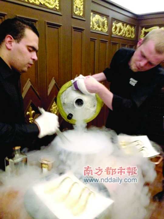 在瑪姆白中白香檳晚宴上，法國(guó)香檳業(yè)者為中國(guó)消費(fèi)者演繹了優(yōu)雅的操作方式。