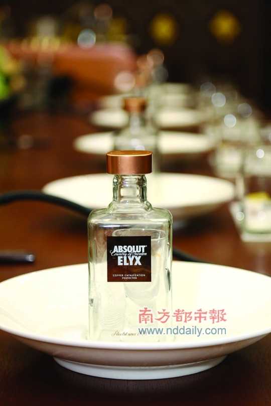 在瑪姆白中白香檳晚宴上，法國(guó)香檳業(yè)者為中國(guó)消費(fèi)者演繹了優(yōu)雅的操作方式。