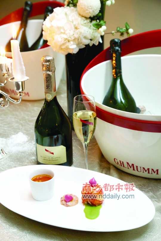 在瑪姆白中白香檳晚宴上，法國(guó)香檳業(yè)者為中國(guó)消費(fèi)者演繹了優(yōu)雅的操作方式。