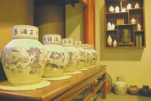 酒的歷史之長并不亞于人類的歷史。自古以來，酒就被視為延年益壽、治療疾病的良藥。適量飲酒不但有益于健康，還能有效預防成年型疾病的發生。