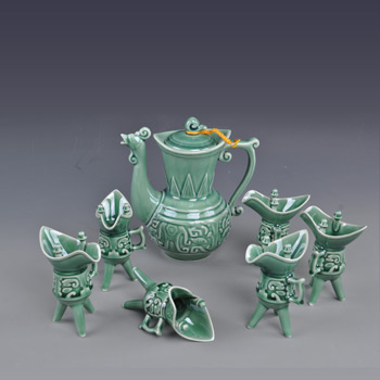 　　仿古鳳首青玉瓷酒具