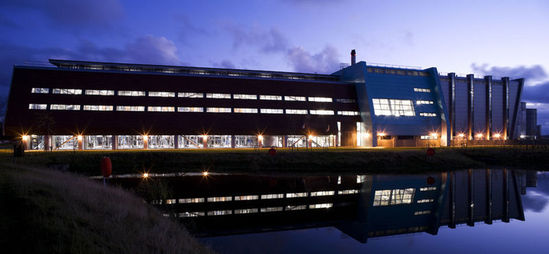 夜景下威士忌釀酒廠