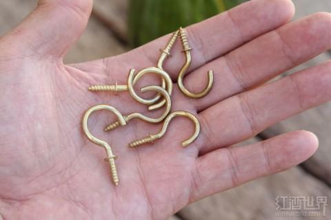 葡萄酒瓶變身精致的風鈴，送去新春祝福