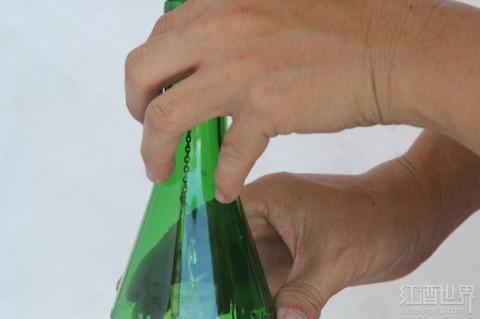 葡萄酒瓶變身精致的風鈴，送去新春祝福