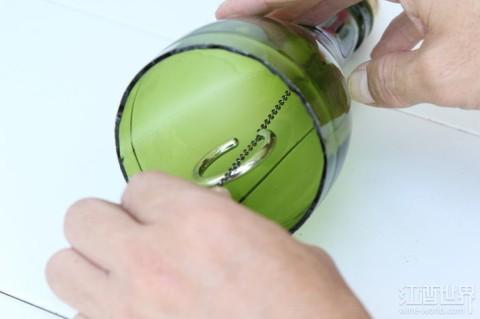 葡萄酒瓶變身精致的風鈴，送去新春祝福