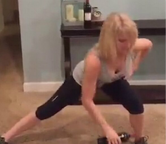 英國女健身教練以葡萄酒為伴健身在網絡上爆紅