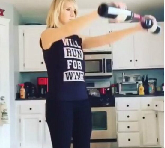 英國女健身教練以葡萄酒為伴健身在網絡上爆紅